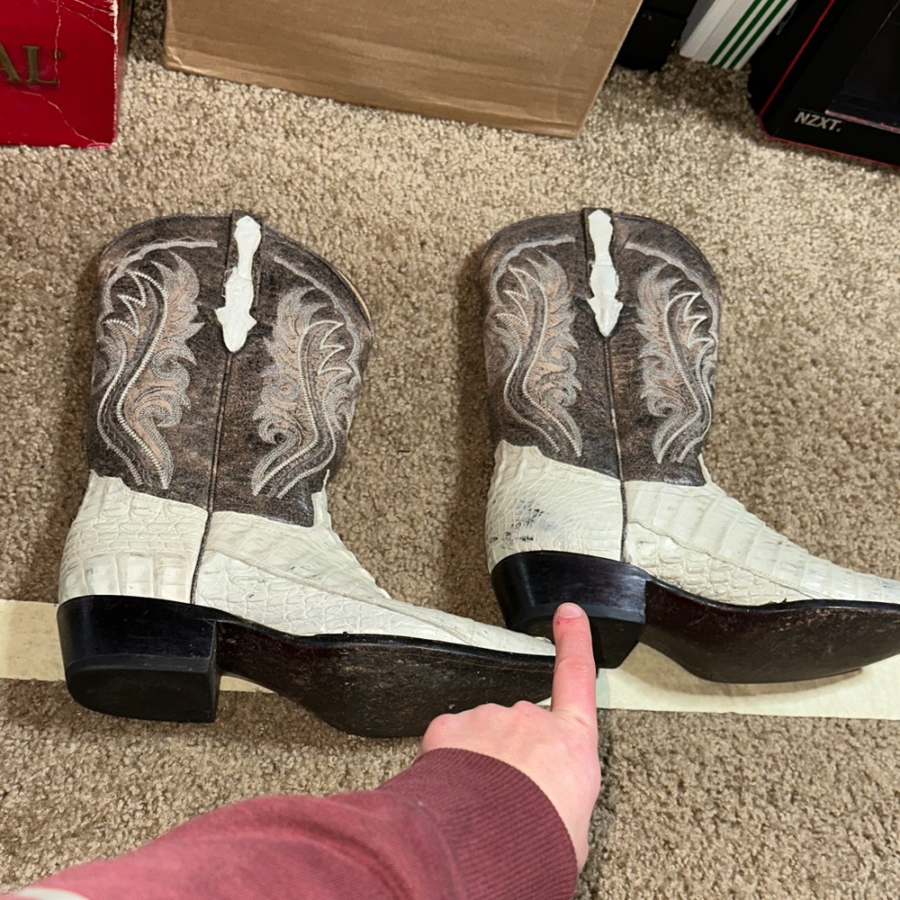 Aguila Real White and Gray crocodile Cowboy Boots with Belt - Picture 8 of 11